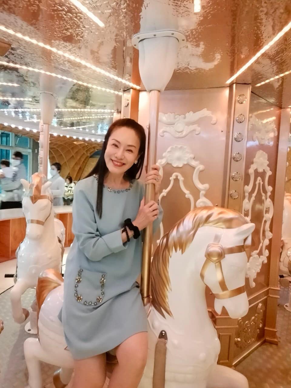 消失螢光幕8年！64歲金佩姍坦言「不缺錢花了」身上行頭5百萬　霸氣包色愛馬仕「破了就送助理」