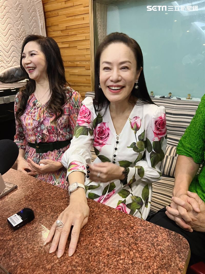 消失螢光幕8年！64歲金佩姍坦言「不缺錢花了」身上行頭5百萬　霸氣包色愛馬仕「破了就送助理」