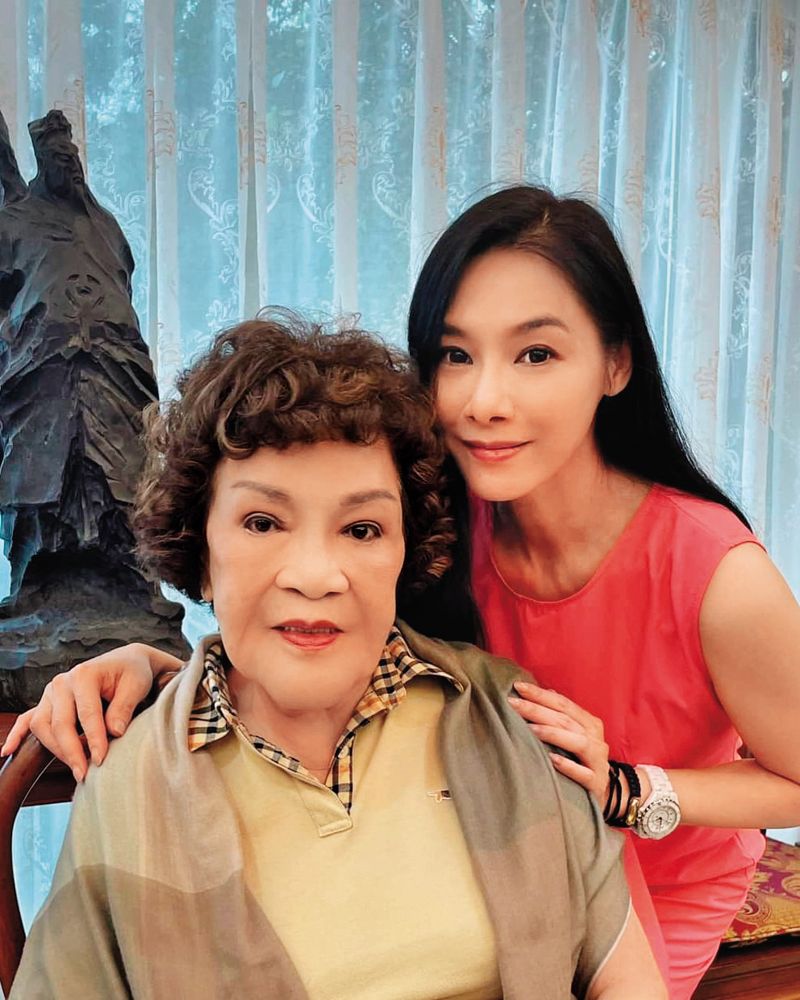 離婚10年傳喜訊？51歲本土劇女星「秘戀周遊乾兒子」　友人曝「早就出雙入對」本人鬆口了