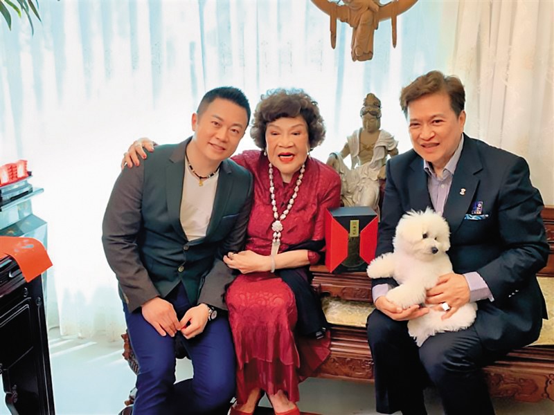 離婚10年傳喜訊？51歲本土劇女星「秘戀周遊乾兒子」　友人曝「早就出雙入對」本人鬆口了