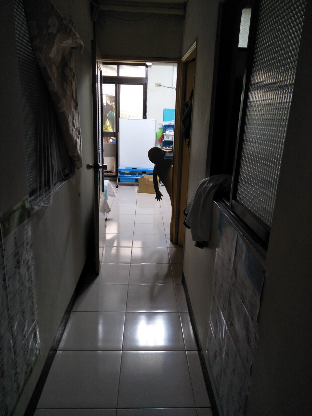 一個人看家...往客廳一看驚見「恐怖半身黑影探頭」　他鼓起勇氣走上前「真相讓他差點漏兩滴」