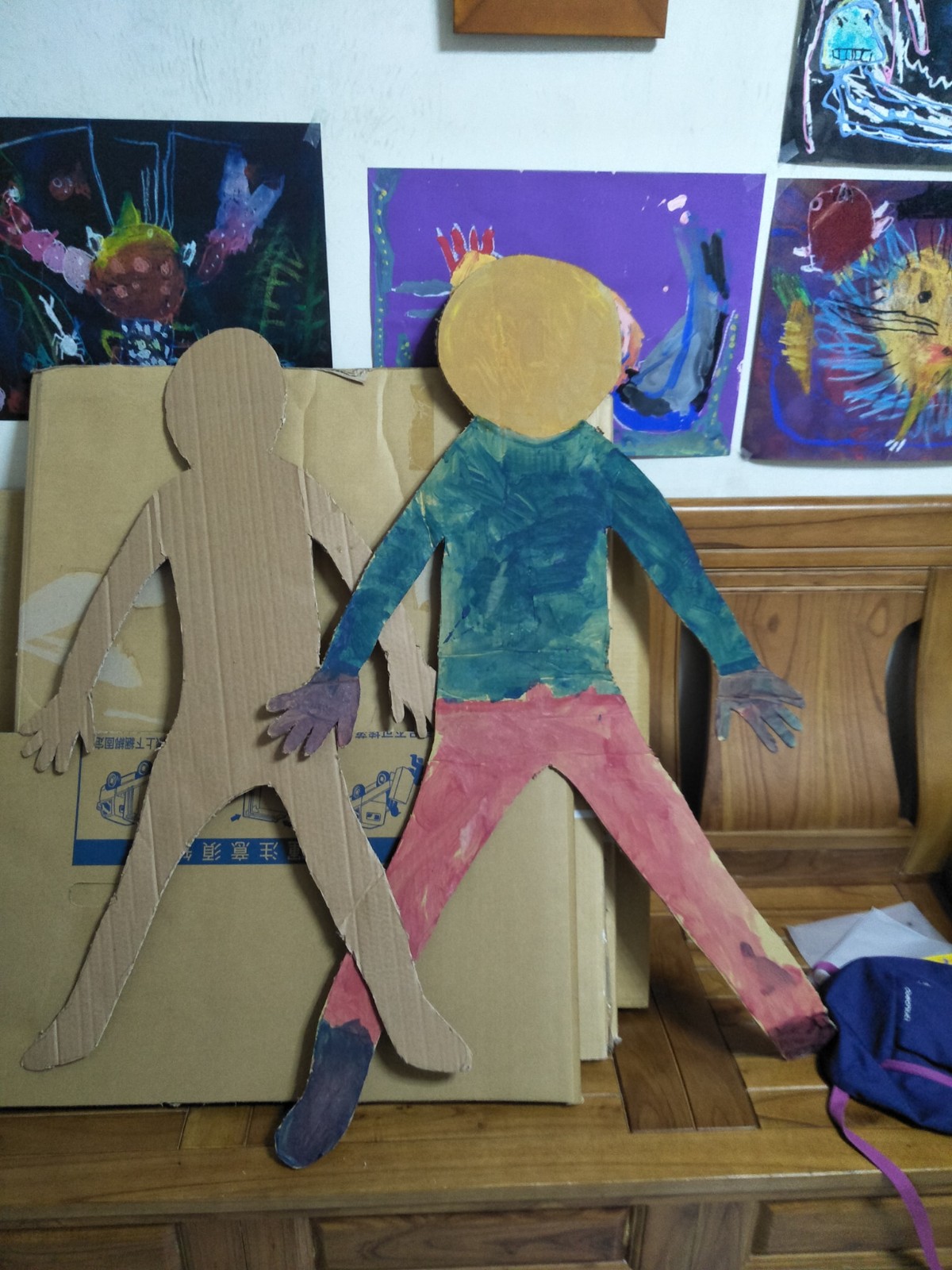 一個人看家...往客廳一看驚見「恐怖半身黑影探頭」　他鼓起勇氣走上前「真相讓他差點漏兩滴」