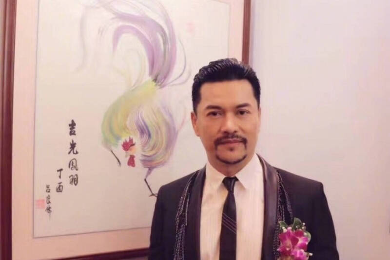 前妻是周海媚！66歲男星「3婚娶了百億富婆」被唱衰　晚年拿畫筆「售價狂飆7位數」