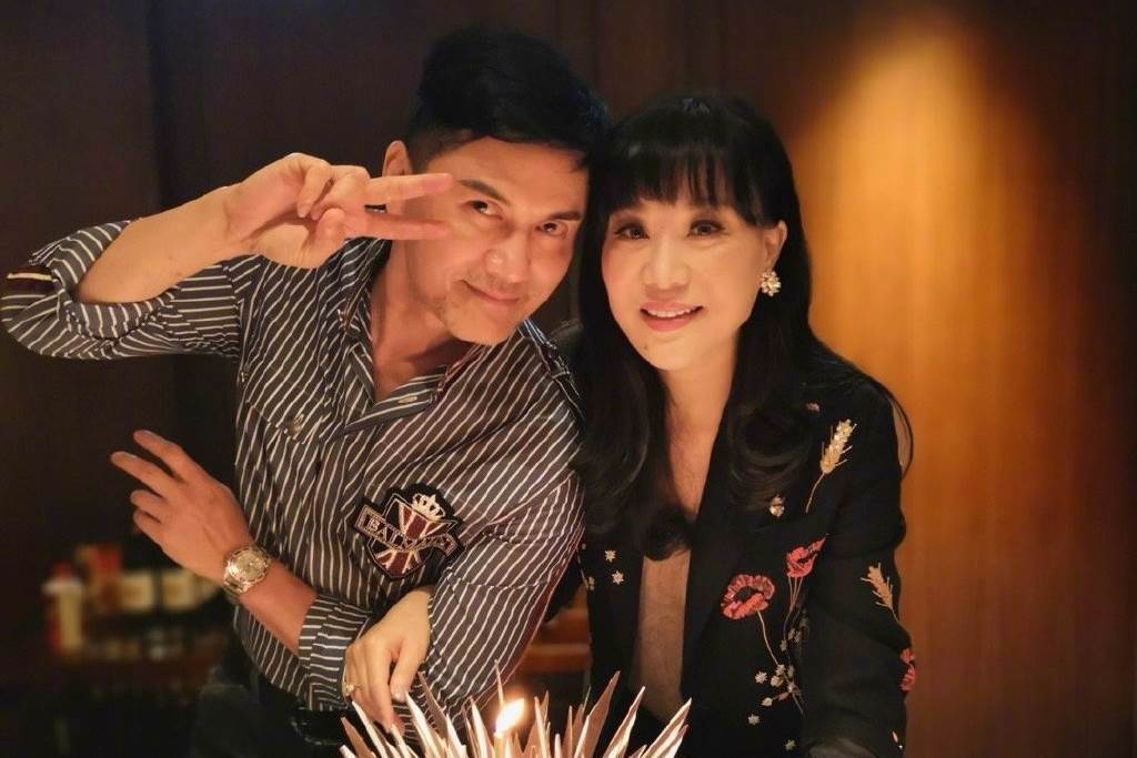 前妻是周海媚！66歲男星「3婚娶了百億富婆」被唱衰　晚年拿畫筆「售價狂飆7位數」