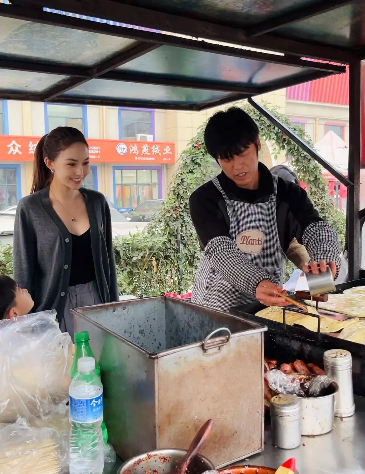 用雙截棍煎餅！街頭巧遇「天王夫妻賣煎餅」相似度百分百　仔細靠近看「才驚覺女方真實身份」