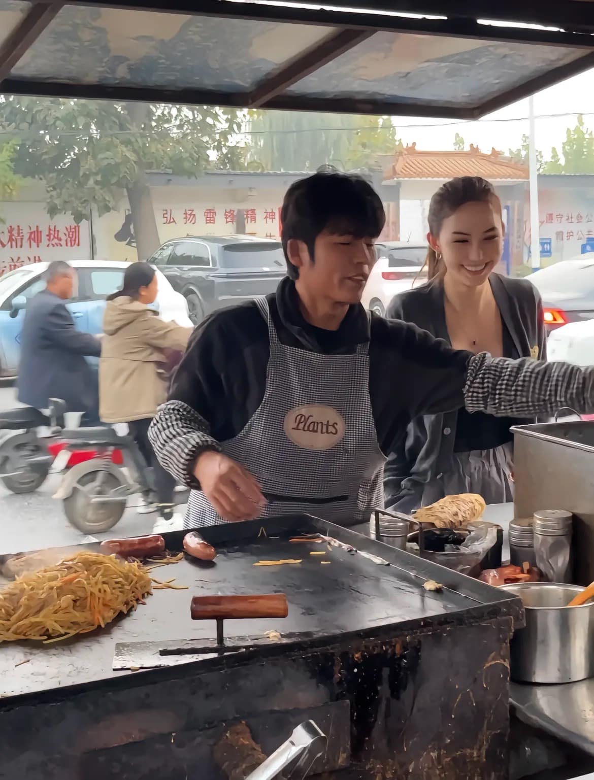 用雙截棍煎餅！街頭巧遇「天王夫妻賣煎餅」相似度百分百　仔細靠近看「才驚覺女方真實身份」