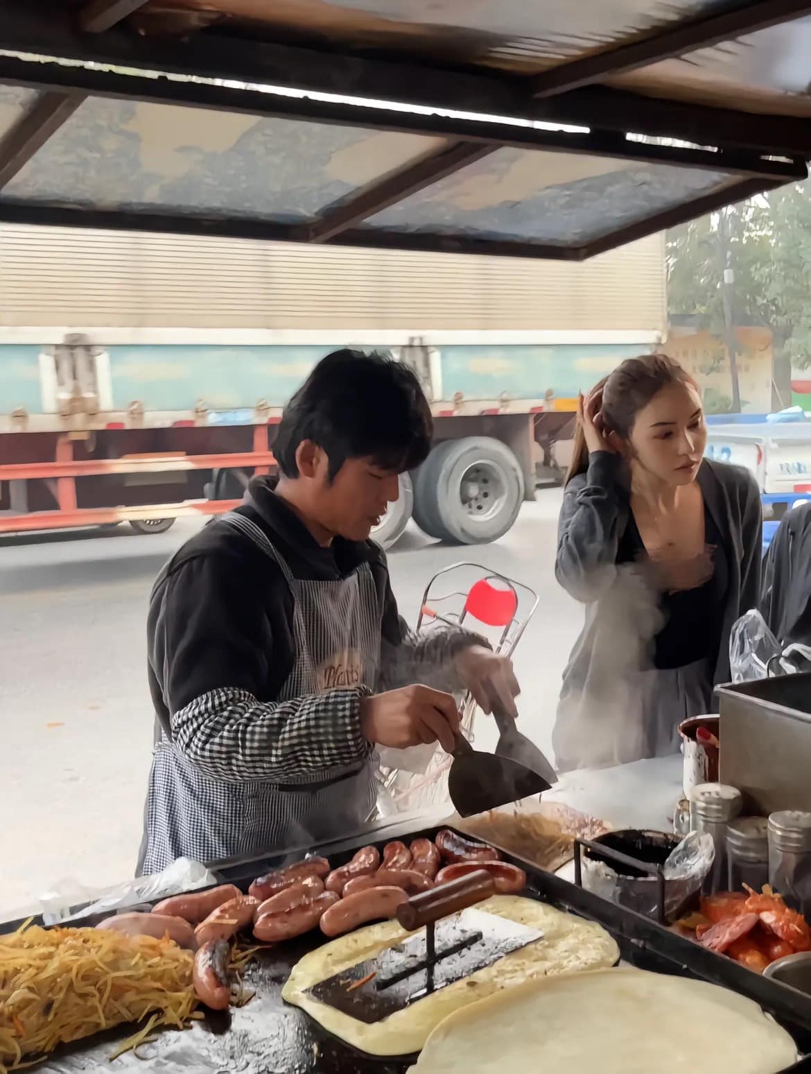 用雙截棍煎餅！街頭巧遇「天王夫妻賣煎餅」相似度百分百　仔細靠近看「才驚覺女方真實身份」