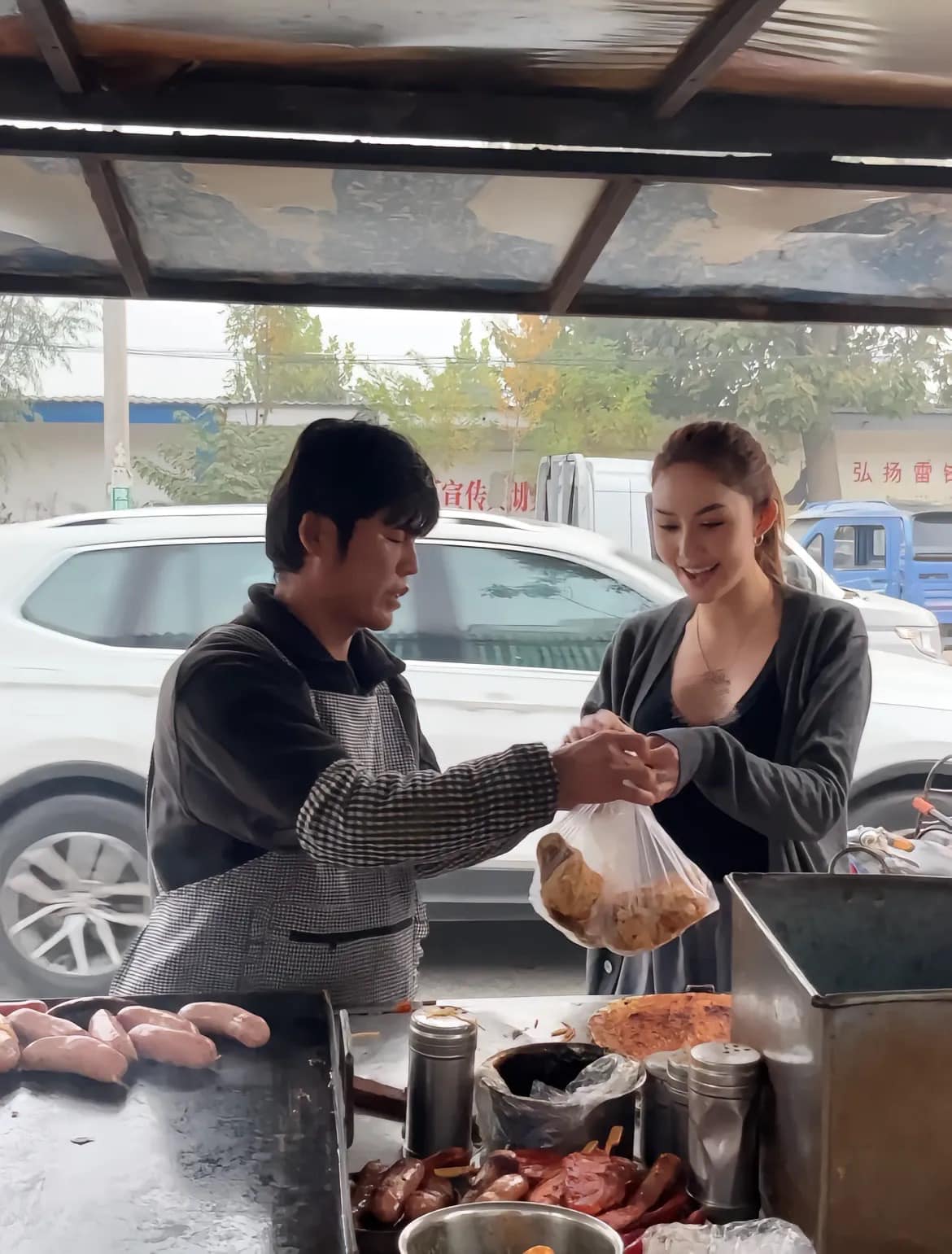 用雙截棍煎餅！街頭巧遇「天王夫妻賣煎餅」相似度百分百　仔細靠近看「才驚覺女方真實身份」