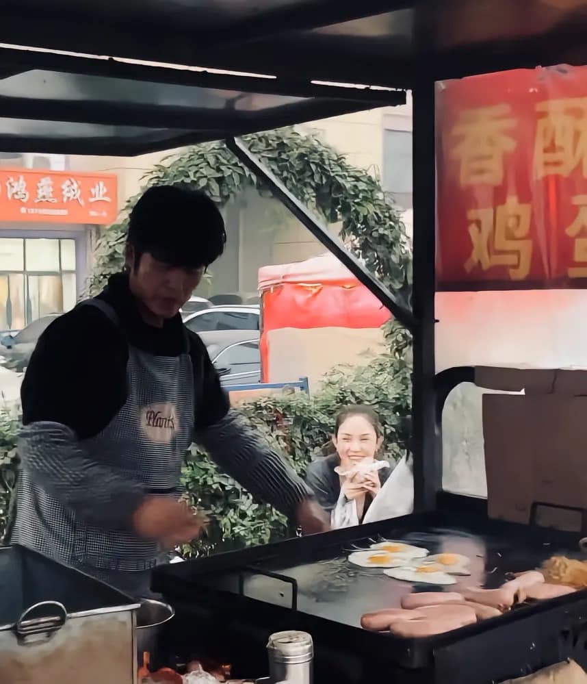 用雙截棍煎餅！街頭巧遇「天王夫妻賣煎餅」相似度百分百　仔細靠近看「才驚覺女方真實身份」