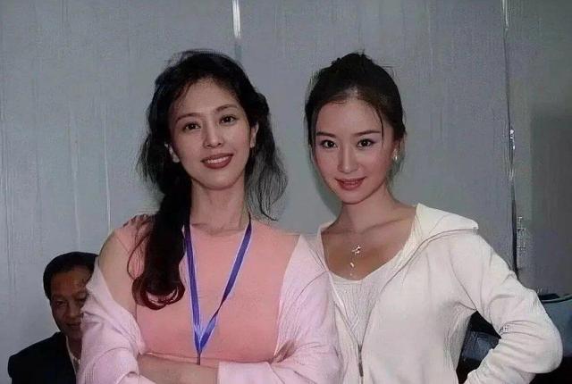 公認演藝圈美女！大咖女星自嘲「全家我最醜」曬一家三代照　「媽媽絕美長相曝光」網驚：真不是謙虛
