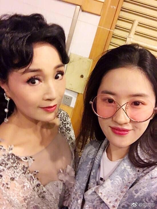 公認演藝圈美女！大咖女星自嘲「全家我最醜」曬一家三代照　「媽媽絕美長相曝光」網驚：真不是謙虛