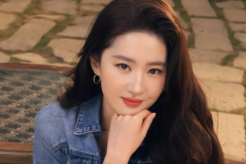 公認演藝圈美女！大咖女星自嘲「全家我最醜」曬一家三代照　「媽媽絕美長相曝光」網驚：真不是謙虛