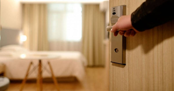 動了凡心!住持與已婚女主播「開房啪啪」 遭設局「狂噴2000萬」下場好慘