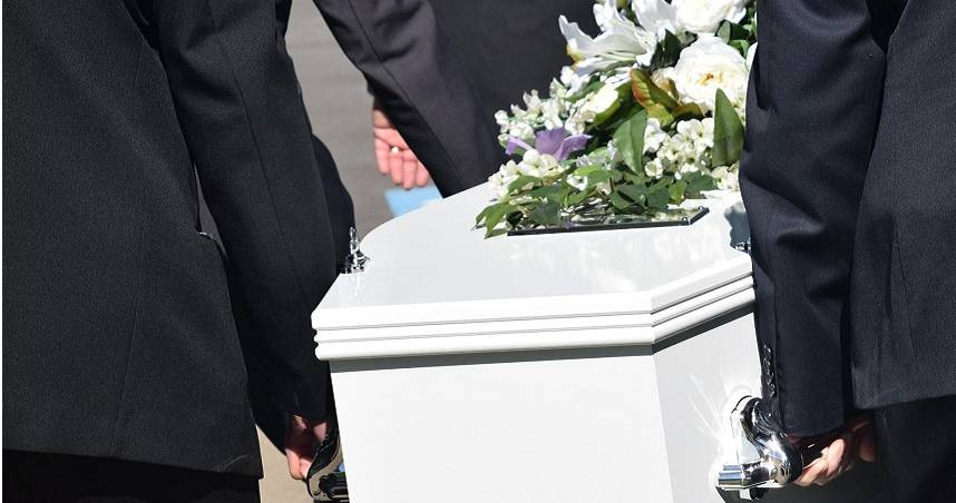 舅舅告別式！媽媽在祂房門口「撒上痱子粉」　一返家「眼前一幕」眾親友全淚崩
