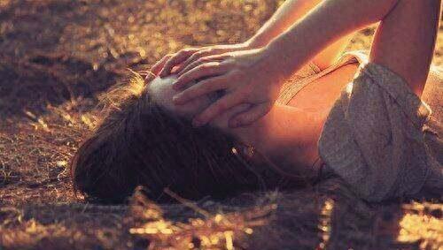 前女友老公去世後!我如願娶她「新婚夜正要親熱」 突然摸到被子有東西「拿出來一看」嚇得我腿軟