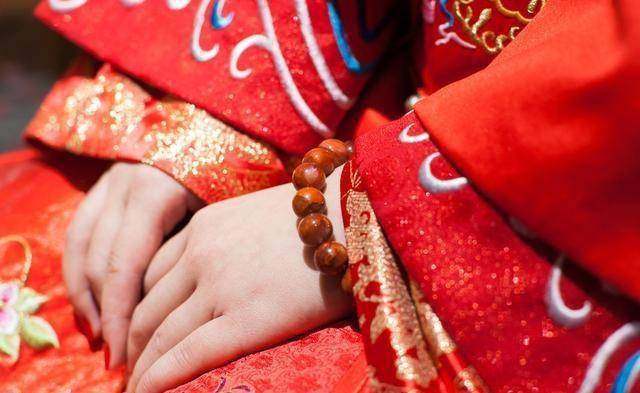 前女友老公去世後!我如願娶她「新婚夜正要親熱」 突然摸到被子有東西「拿出來一看」嚇得我腿軟