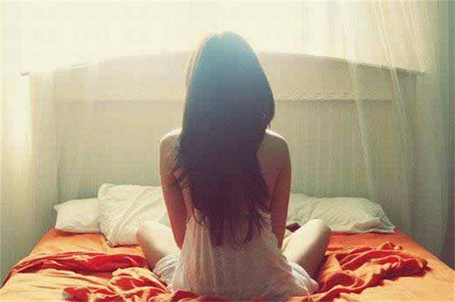 前女友老公去世後!我如願娶她「新婚夜正要親熱」 突然摸到被子有東西「拿出來一看」嚇得我腿軟