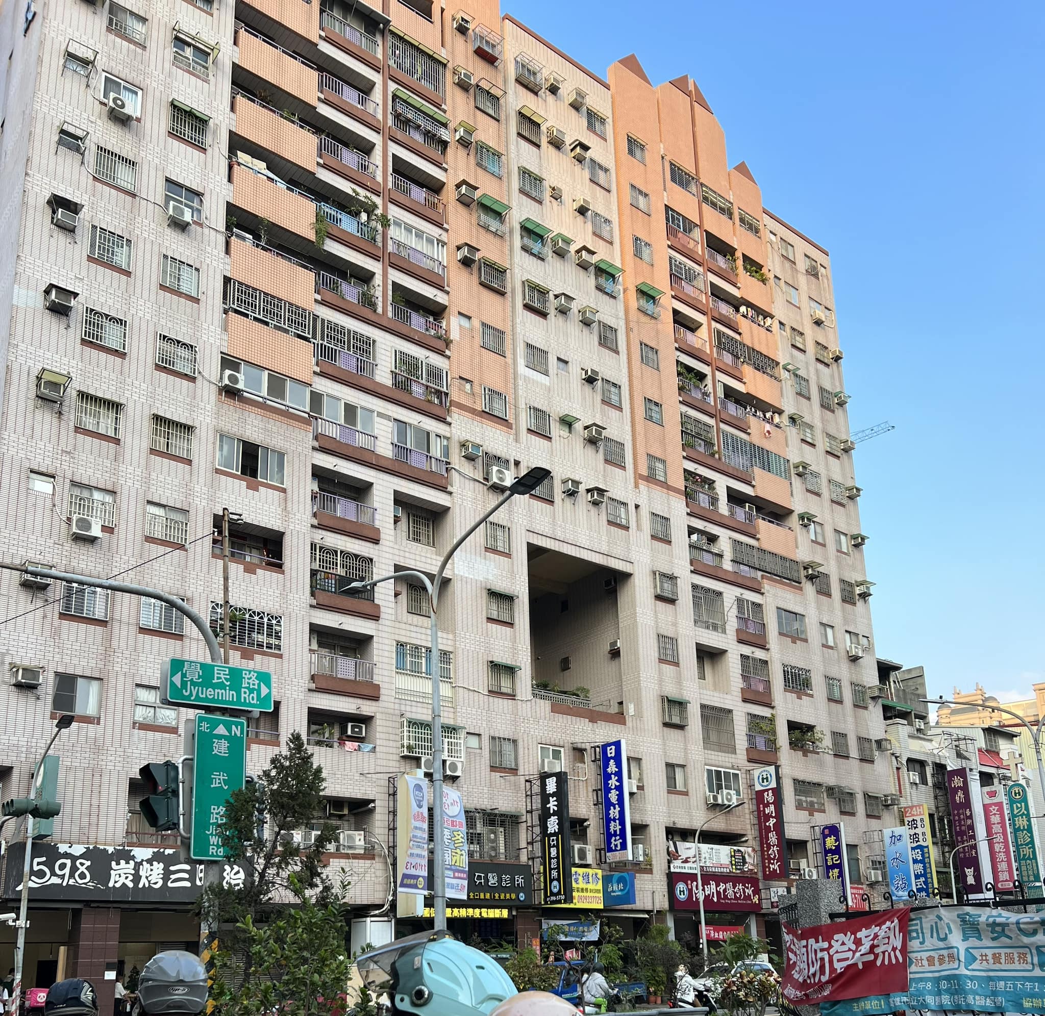 到底幹嘛用？路邊大樓驚見「神秘巨大洞口」　他納悶發問「釣出專業人士回應」：是孔留啦