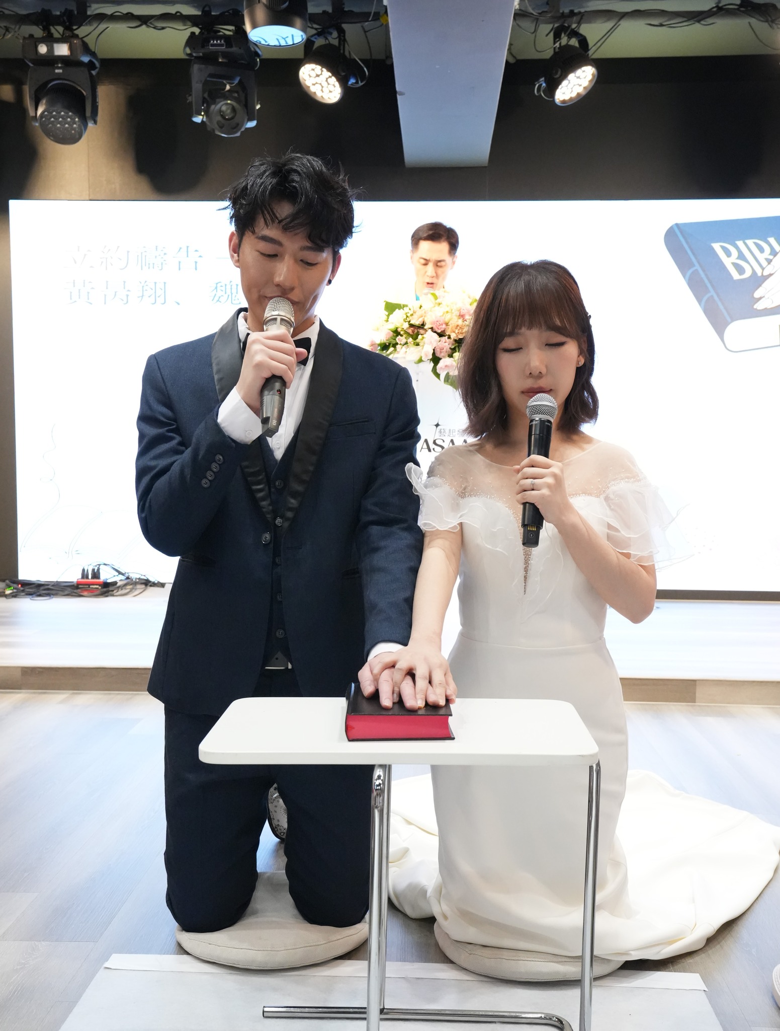 升格台灣媳婦！33歲女歌手「挽父親步入禮堂」甜嫁台南囝仔　「白家綺現身祝福」民宿唯美婚禮曝