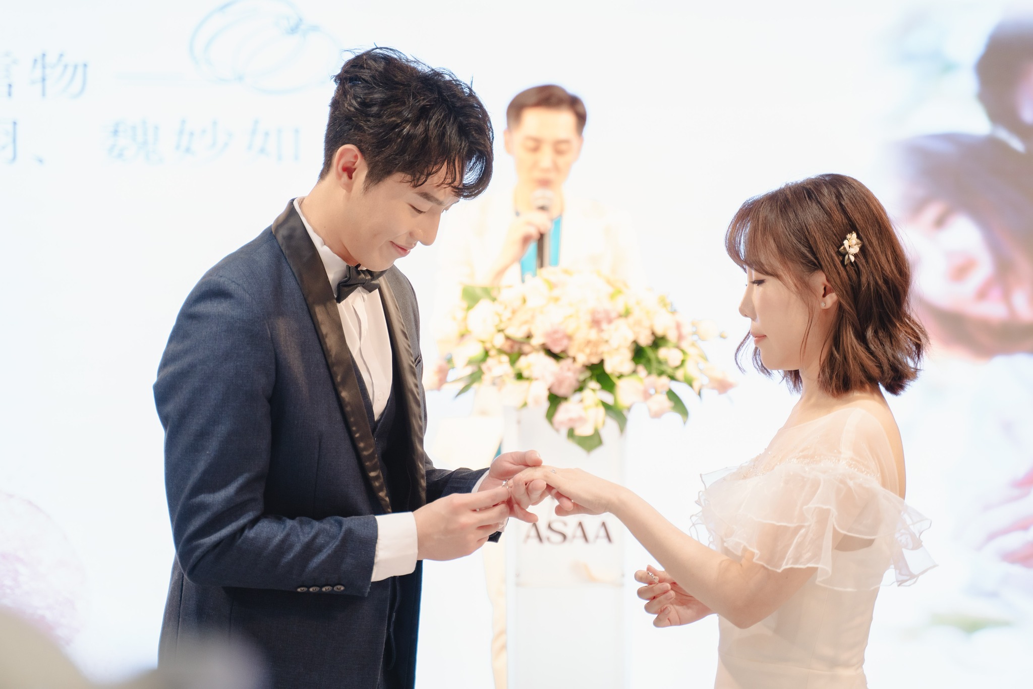 升格台灣媳婦！33歲女歌手「挽父親步入禮堂」甜嫁台南囝仔　「白家綺現身祝福」民宿唯美婚禮曝