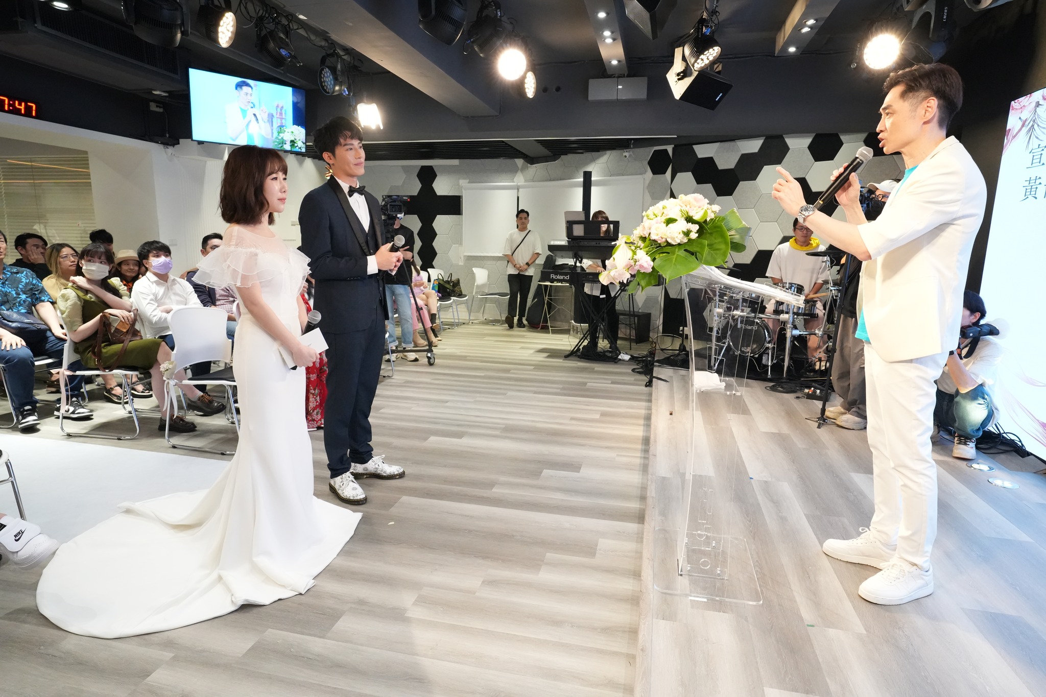 升格台灣媳婦！33歲女歌手「挽父親步入禮堂」甜嫁台南囝仔　「白家綺現身祝福」民宿唯美婚禮曝
