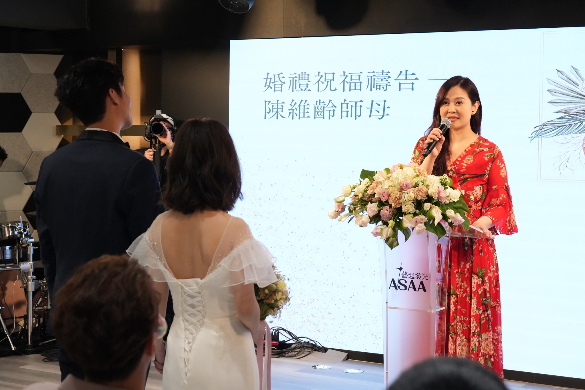 升格台灣媳婦！33歲女歌手「挽父親步入禮堂」甜嫁台南囝仔　「白家綺現身祝福」民宿唯美婚禮曝