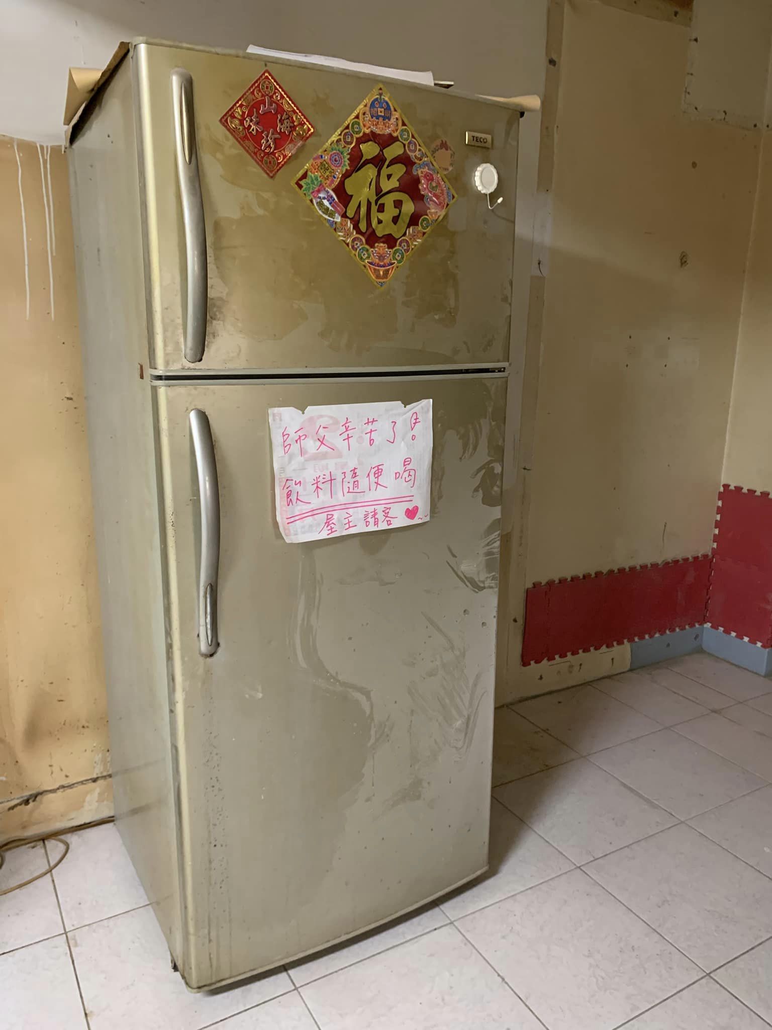 暖心屋主冰箱留字條「飲料隨便喝」 裝修師傅開門見「台啤與維士比」感動直呼：疲勞全消