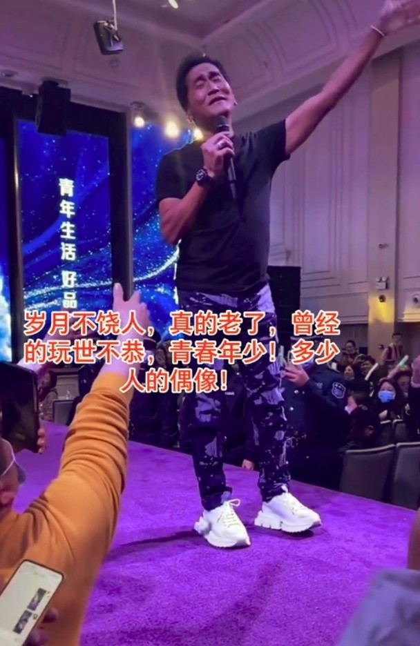 情纏王祖賢17年！63歲歌壇天王接商演「大肚腩全現形」　「唱4首天價出場費曝光」遭酸：少亮相吧
