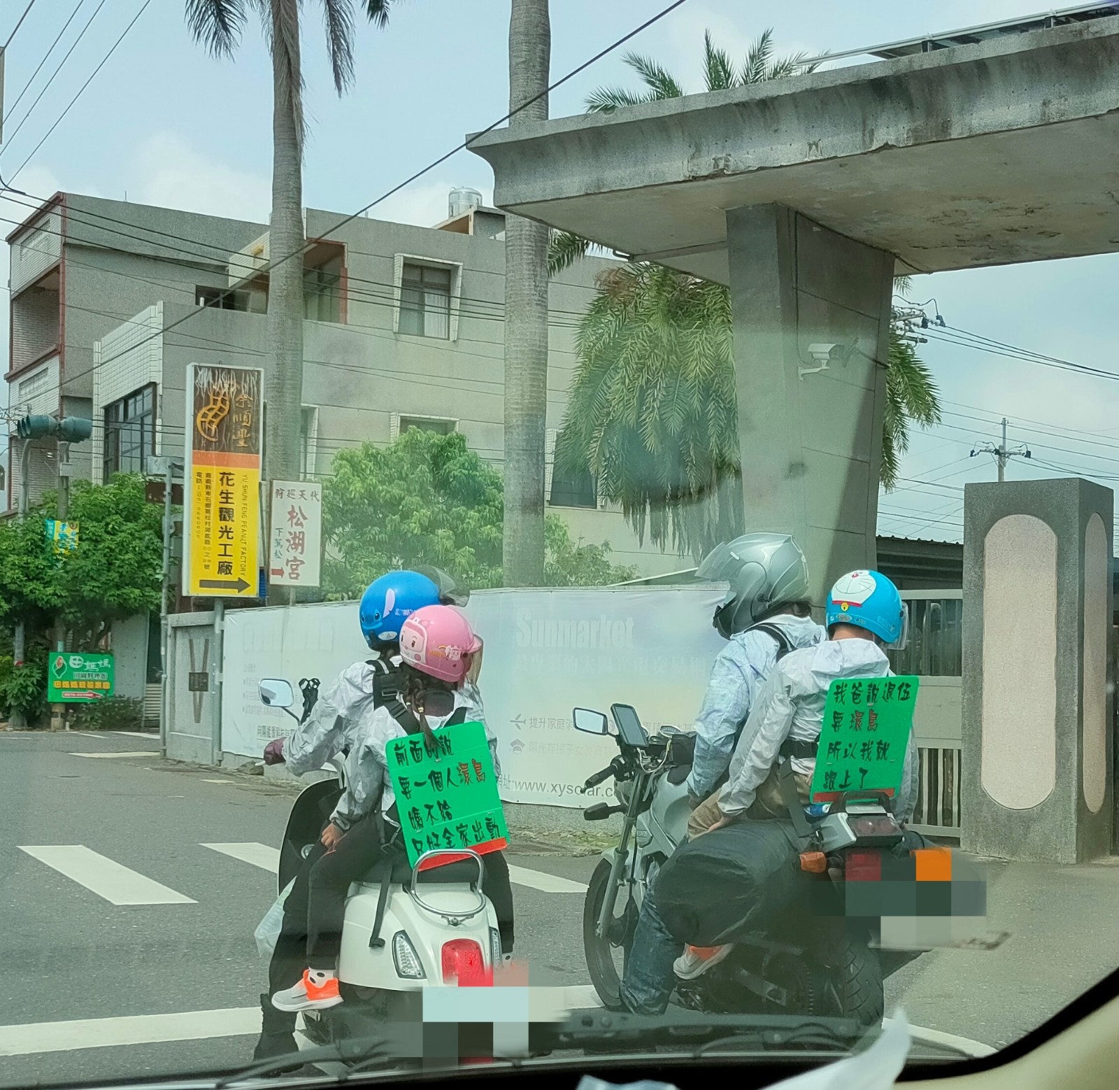 單身騎士環島徵友！揹看板喊話「我不信找不到一個妹愛我」　一看旁邊「超諷刺景象」網笑翻