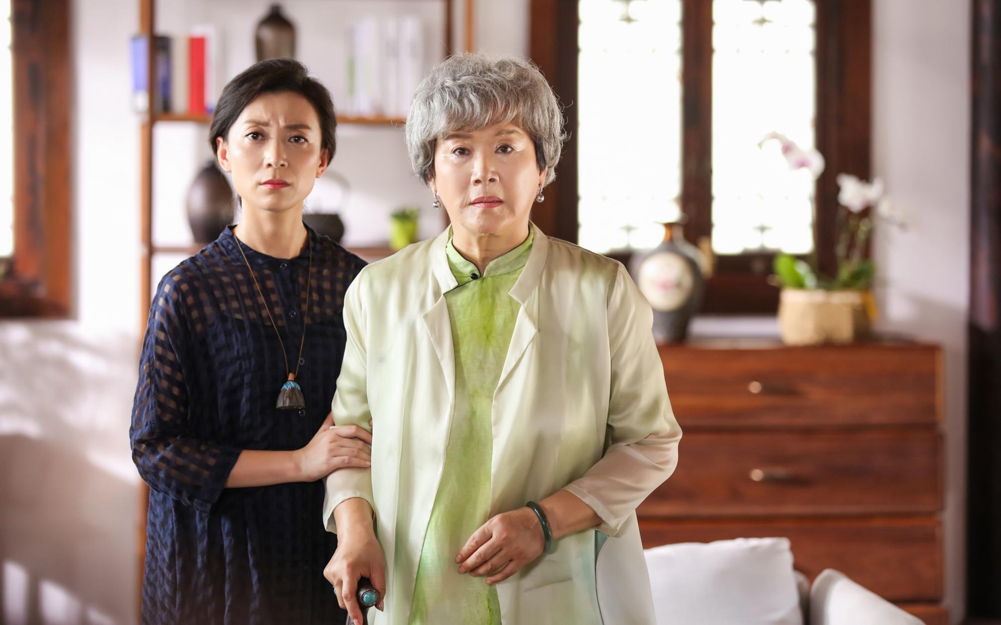 親家母住兒子家帶孫！我和老伴好意「每月補貼2萬元」　去小住時「看到親家母化妝品」我心寒斷了金援