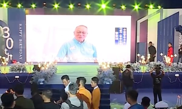 詐騙集團首腦慶生！祝壽影片「驚見75歲大咖男星」　他點頭認了「為了拿錢沒辦法」：請原諒我
