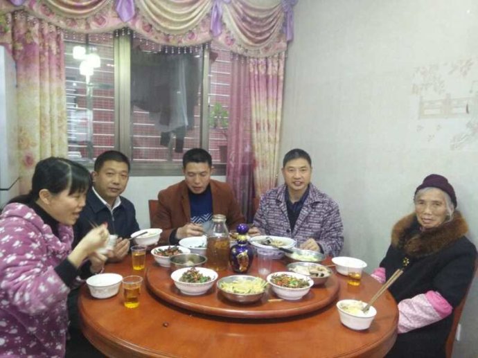 我有3個舅舅！每次我「和媽媽看望外婆」只有三舅留我們吃飯　某天「提禮物上門」決定再也不去
