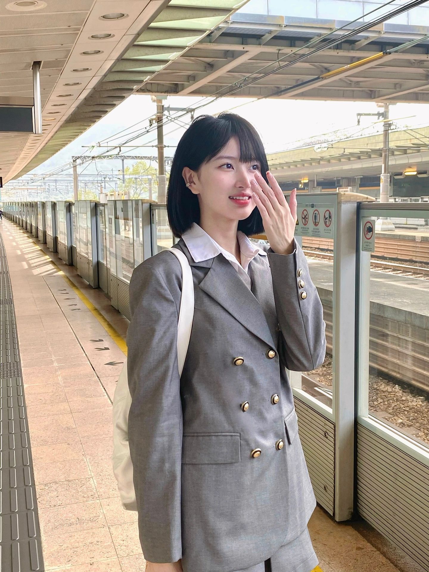 好想要搭訕！搭車遇到「短髮氣質美女」不輸雜誌模特兒　本尊「初戀系絕美臉蛋」笑容太治癒