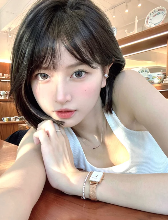 好想要搭訕！搭車遇到「短髮氣質美女」不輸雜誌模特兒　本尊「初戀系絕美臉蛋」笑容太治癒