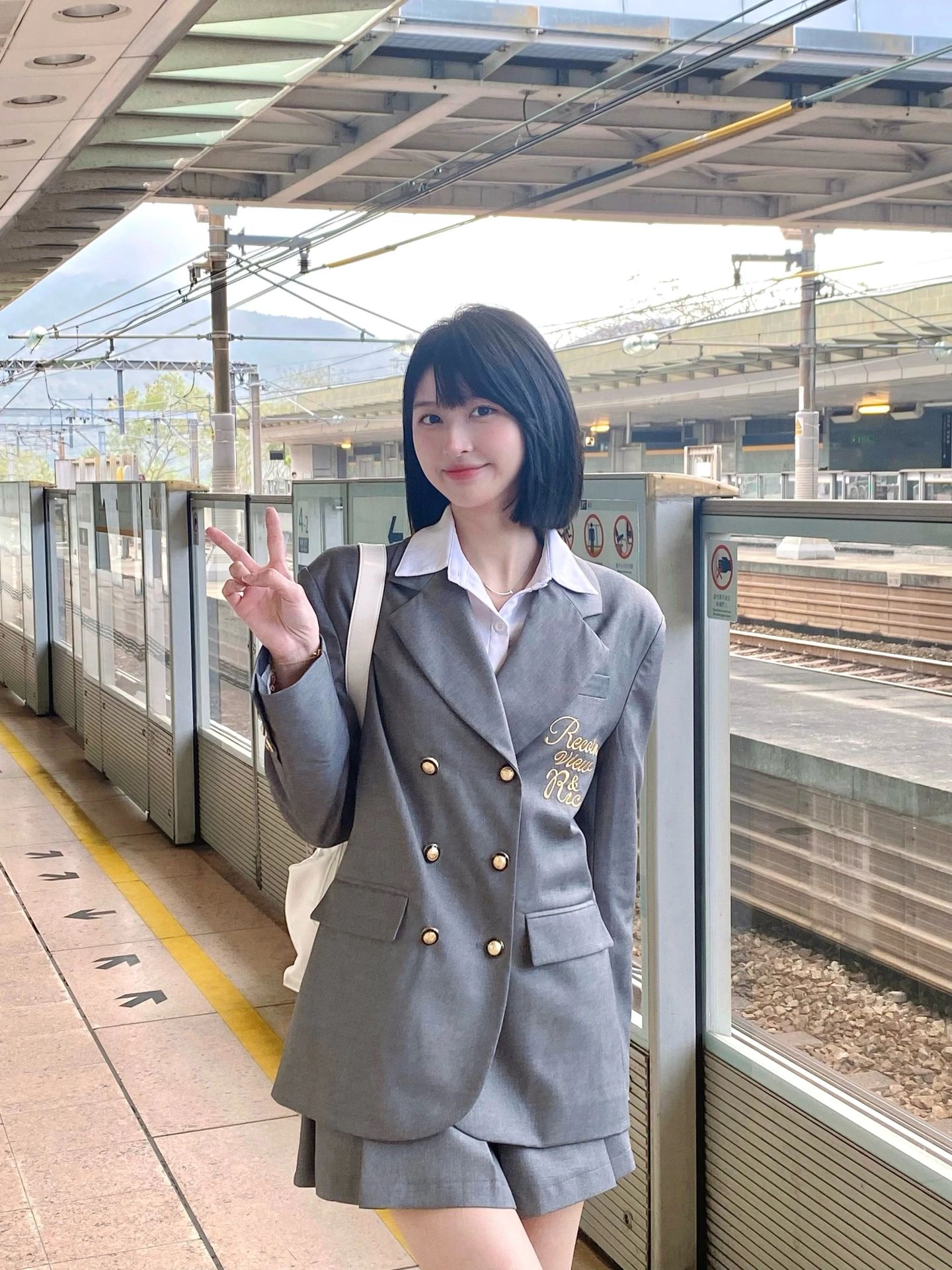 好想要搭訕！搭車遇到「短髮氣質美女」不輸雜誌模特兒　本尊「初戀系絕美臉蛋」笑容太治癒