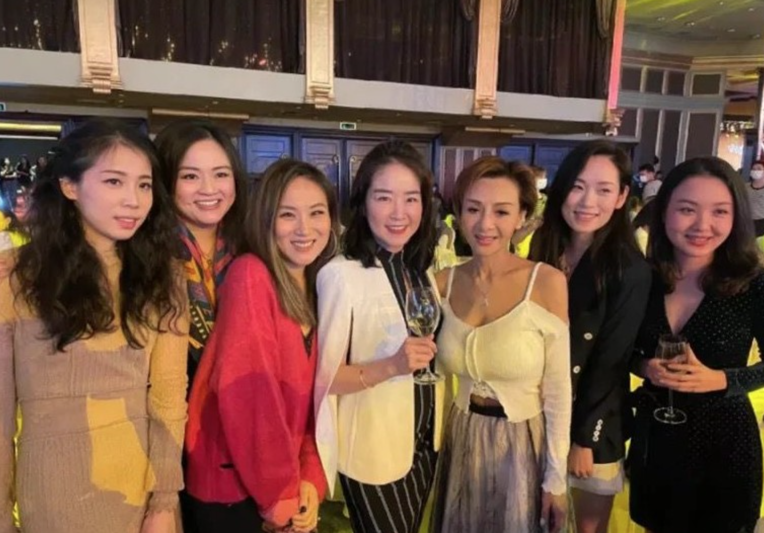 曾是性感女神！58歲資深女星罕露面「竟瘦成皮包骨」　一個轉身「背面讓全場嚇傻」：生病了嗎？