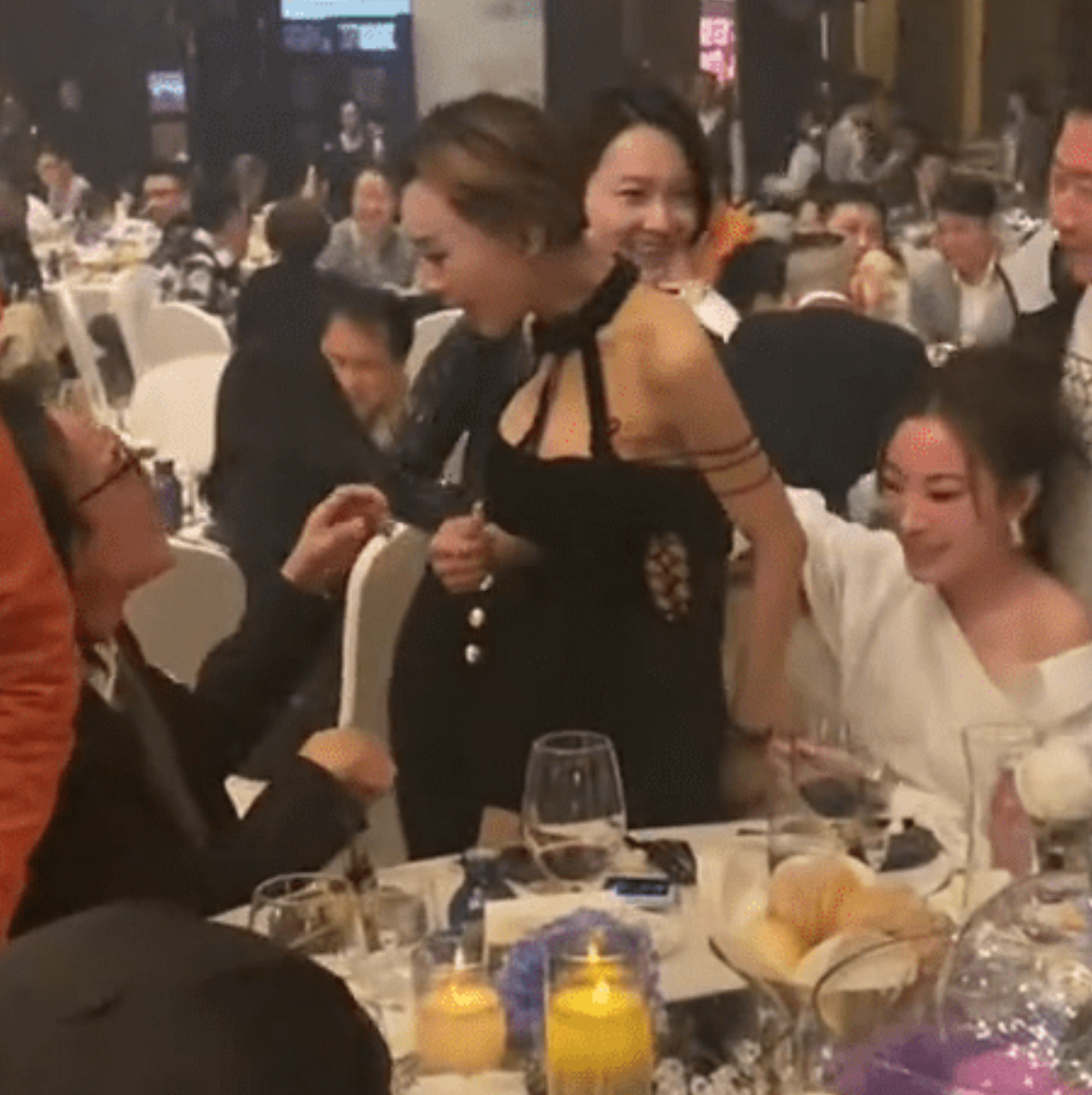 曾是性感女神！58歲資深女星罕露面「竟瘦成皮包骨」　一個轉身「背面讓全場嚇傻」：生病了嗎？