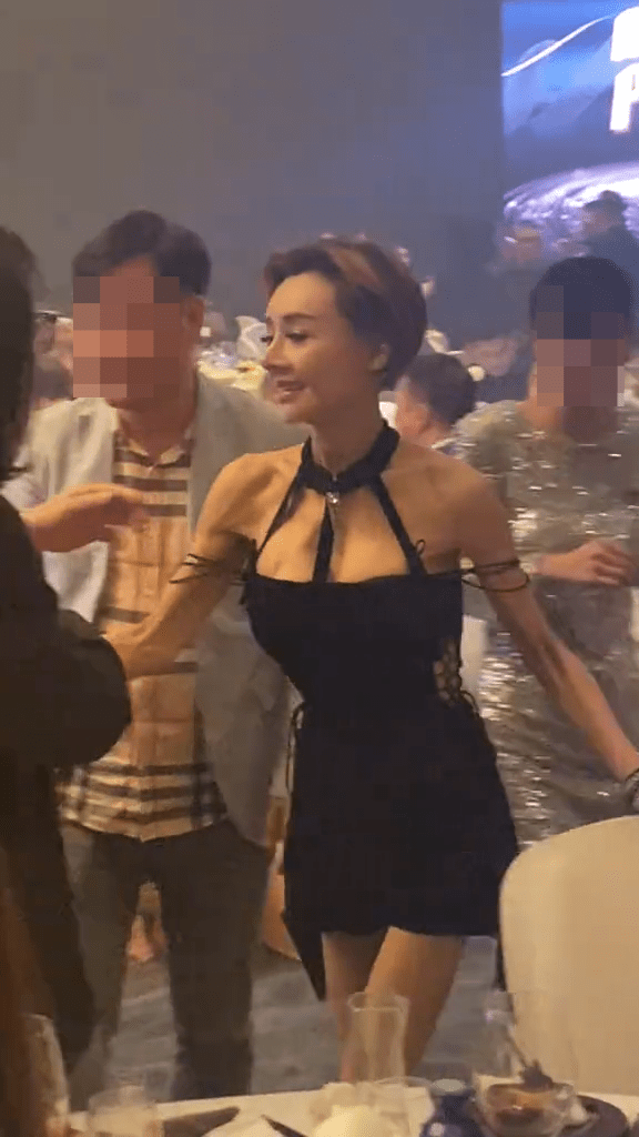 曾是性感女神！58歲資深女星罕露面「竟瘦成皮包骨」　一個轉身「背面讓全場嚇傻」：生病了嗎？