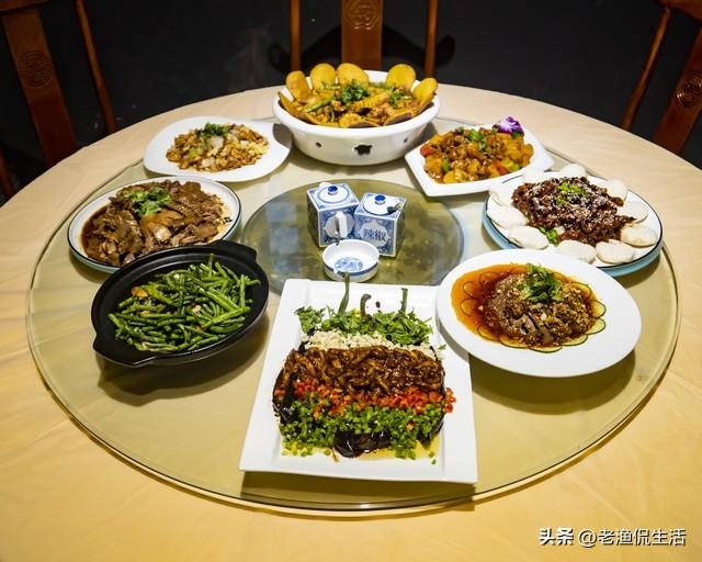 高中時很要好！老同學開餐廳「我動不動就帶同事客戶去捧場」　半年後偶然「一看櫃檯帳單」我一看怒了