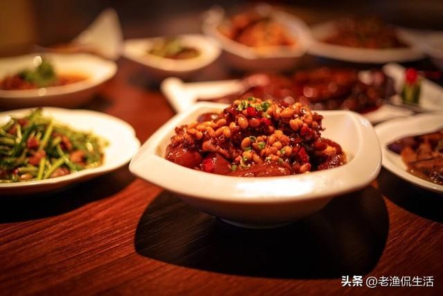 高中時很要好！老同學開餐廳「我動不動就帶同事客戶去捧場」　半年後偶然「一看櫃檯帳單」我一看怒了
