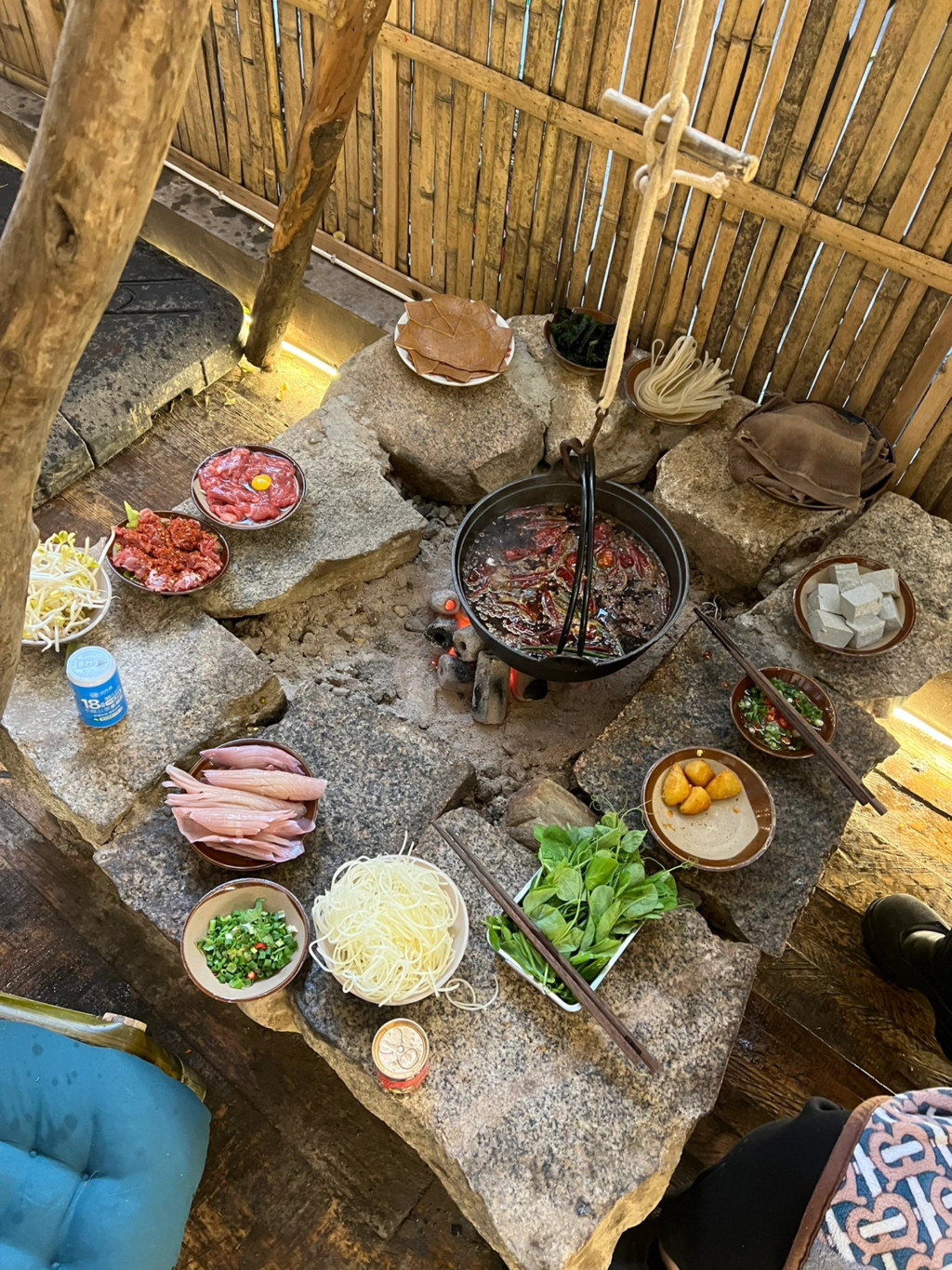 來一場森林冒險！露營風火鍋店「吊掛火爐」設計超酷　戶外座位「掛滿浪漫小燈泡」氛圍感滿滿