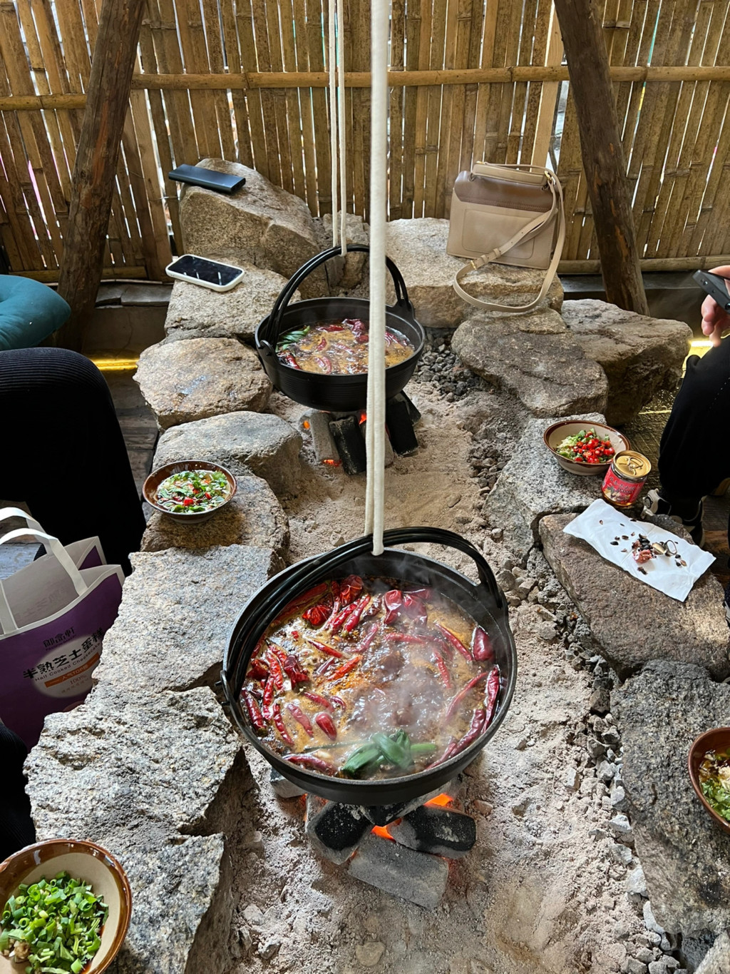 來一場森林冒險！露營風火鍋店「吊掛火爐」設計超酷　戶外座位「掛滿浪漫小燈泡」氛圍感滿滿