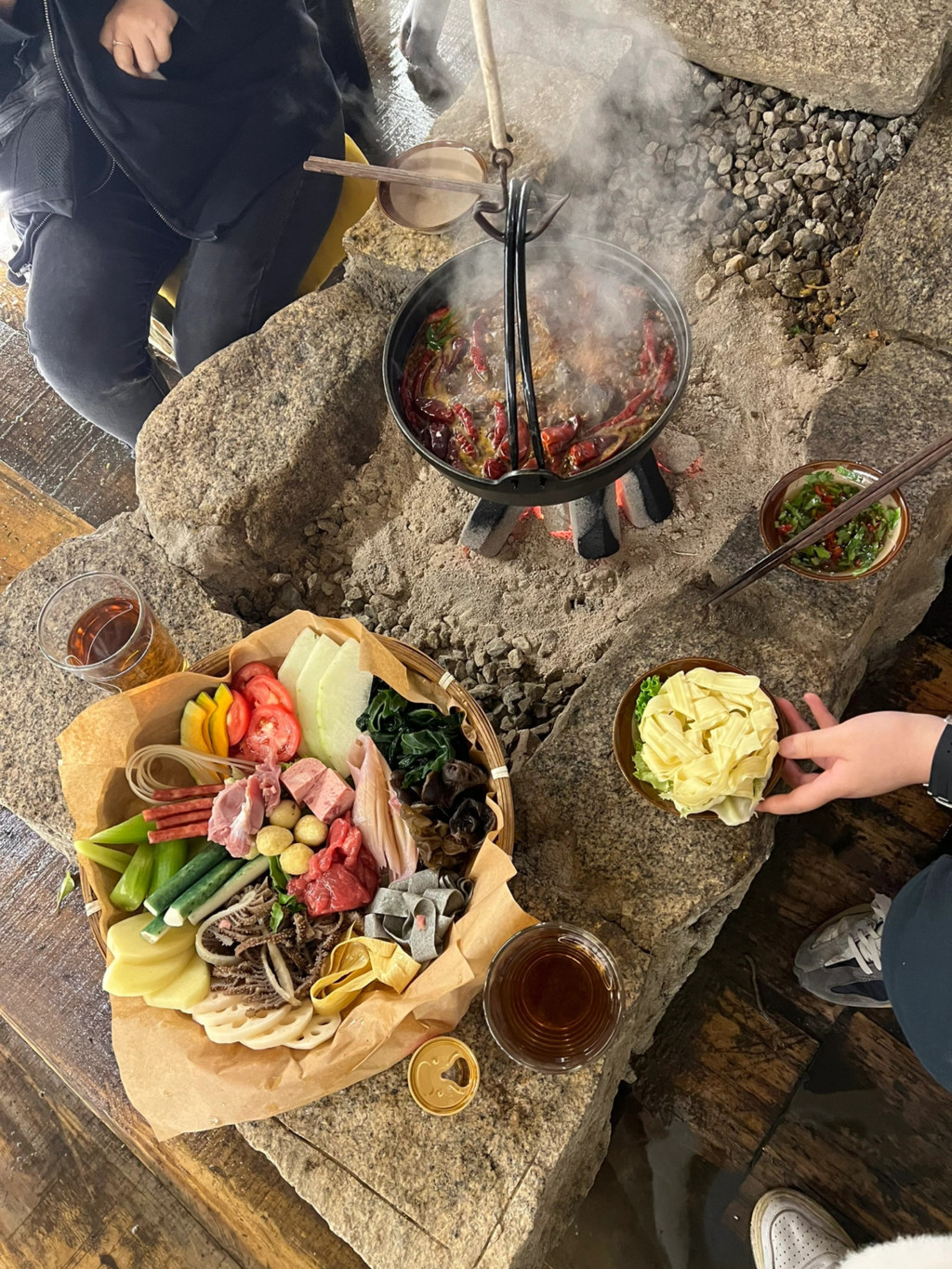 來一場森林冒險！露營風火鍋店「吊掛火爐」設計超酷　戶外座位「掛滿浪漫小燈泡」氛圍感滿滿