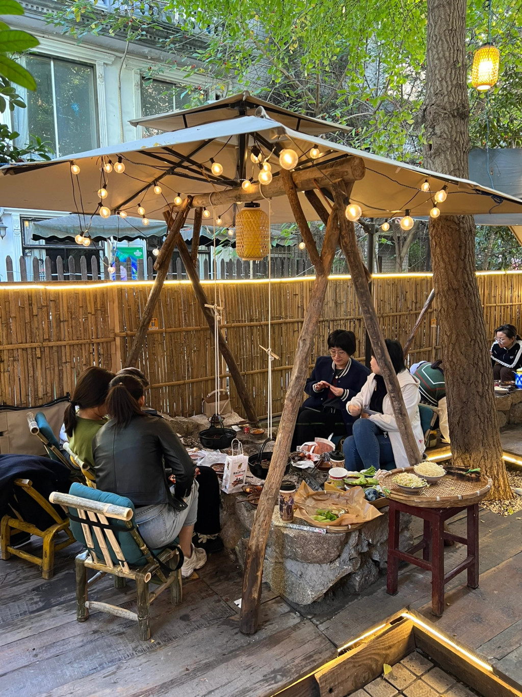 來一場森林冒險！露營風火鍋店「吊掛火爐」設計超酷　戶外座位「掛滿浪漫小燈泡」氛圍感滿滿