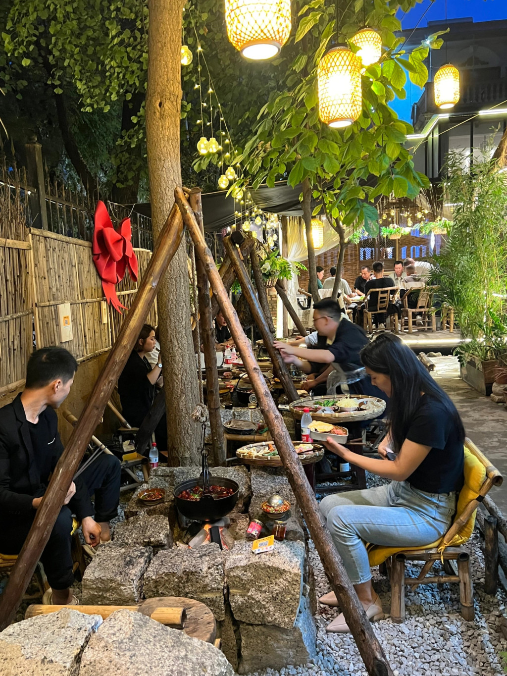 來一場森林冒險！露營風火鍋店「吊掛火爐」設計超酷　戶外座位「掛滿浪漫小燈泡」氛圍感滿滿