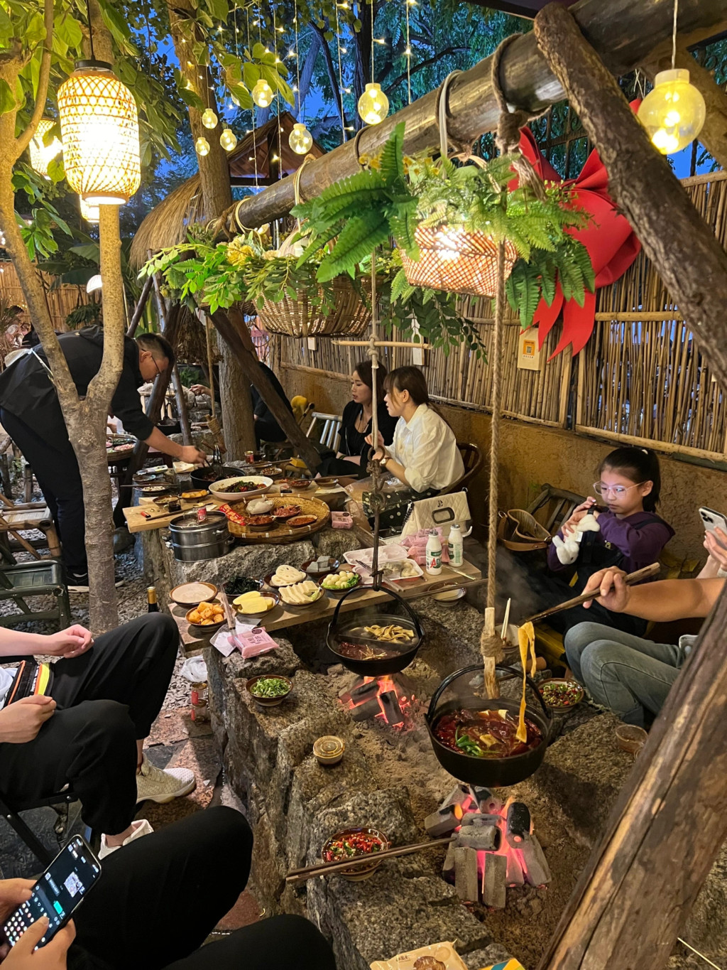 來一場森林冒險！露營風火鍋店「吊掛火爐」設計超酷　戶外座位「掛滿浪漫小燈泡」氛圍感滿滿