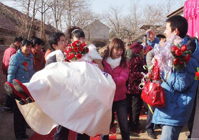 妻子懷了上司的孩子！丈夫頂綠帽「貼心照顧」裝不知情　孩子滿月宴上「給所有人一個驚喜」