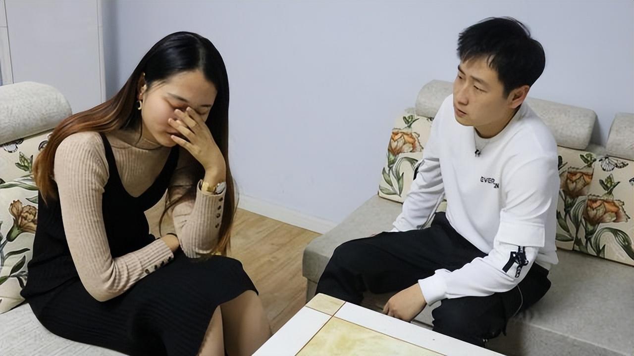 老同學聚餐！校花問我「月收入多少？」　剛準備要說20萬「老公敲了下杯子」我立刻改口
