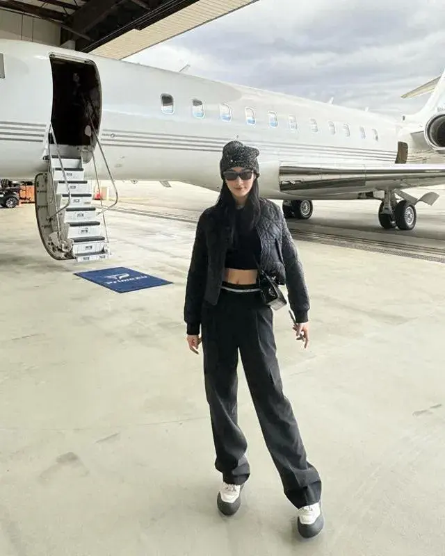 「電視女王」與丈夫搭私人飛機旅行！兩夫妻瘋狂打卡，「住15億豪宅」網友羨慕：視后家世顯赫