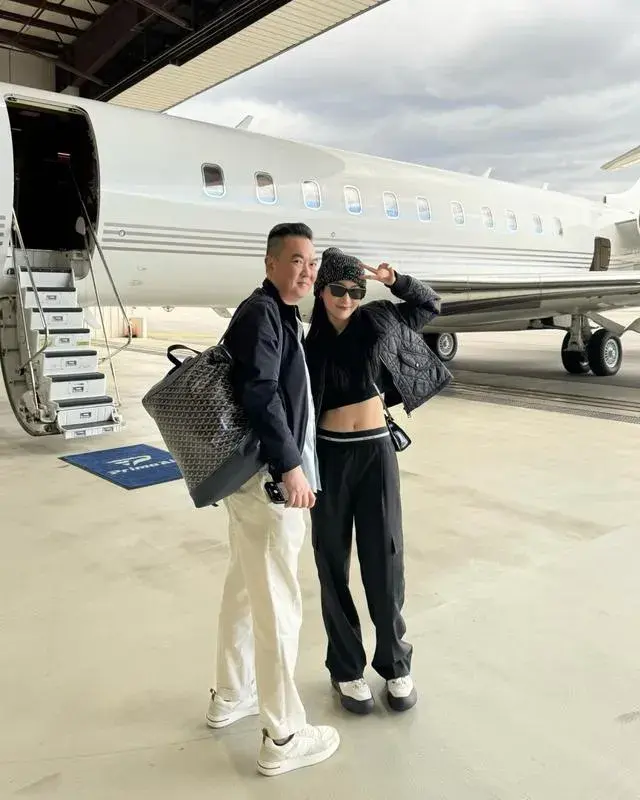 「電視女王」與丈夫搭私人飛機旅行！兩夫妻瘋狂打卡，「住15億豪宅」網友羨慕：視后家世顯赫